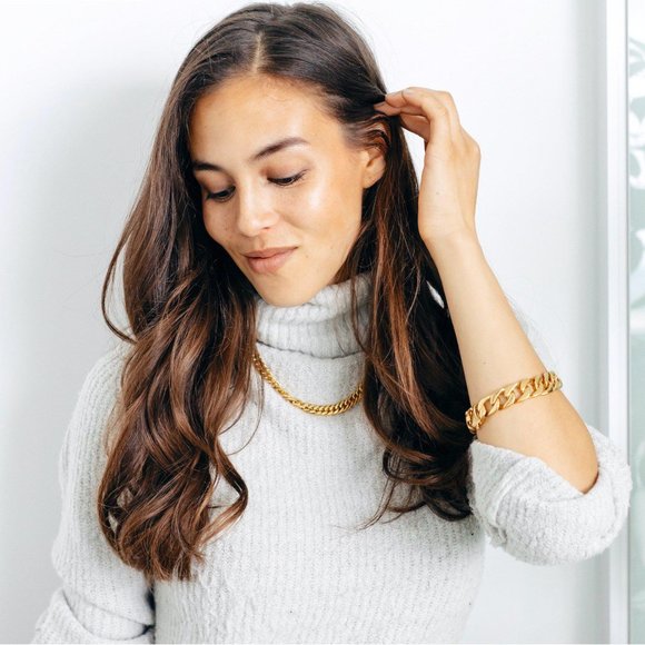 Elegant Gold Bracelet - Picture 5 of 6